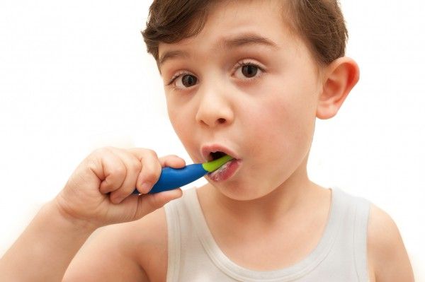 як навчити дитину чистити зуби