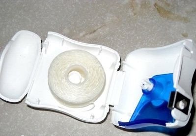 Як використовувати в домашньому господарстві зубну нитку?