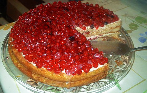 торт з червоною смородиною