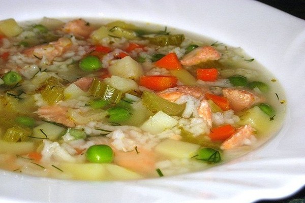 суп з рисом і зеленим горошком