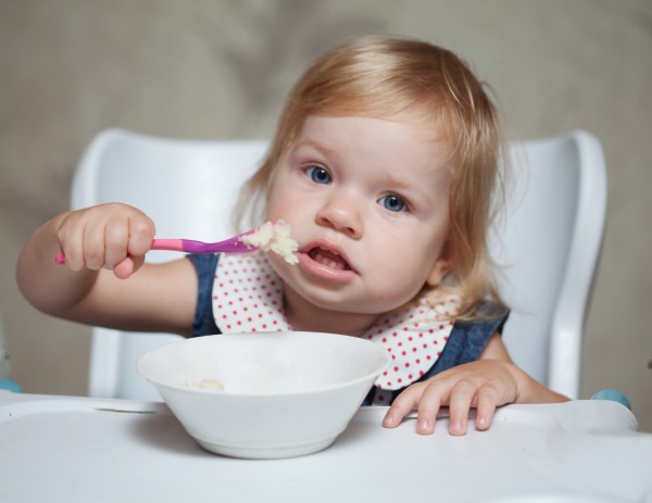 як привчити дитину їсти кашу