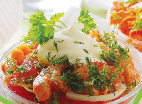 салат з червоної риби з помідорами