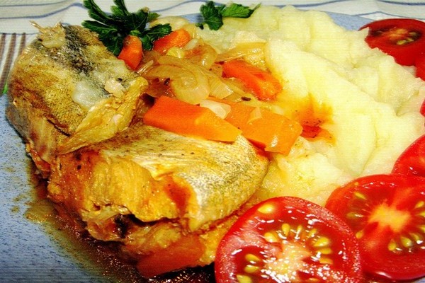 риба, тушкована з овочами