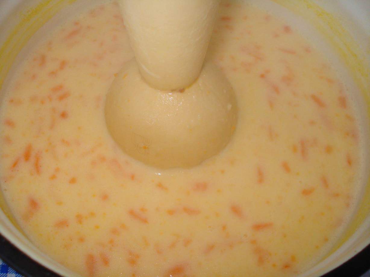 Гороховий суп-пюре з куркою, сухариками і плавленим сиром