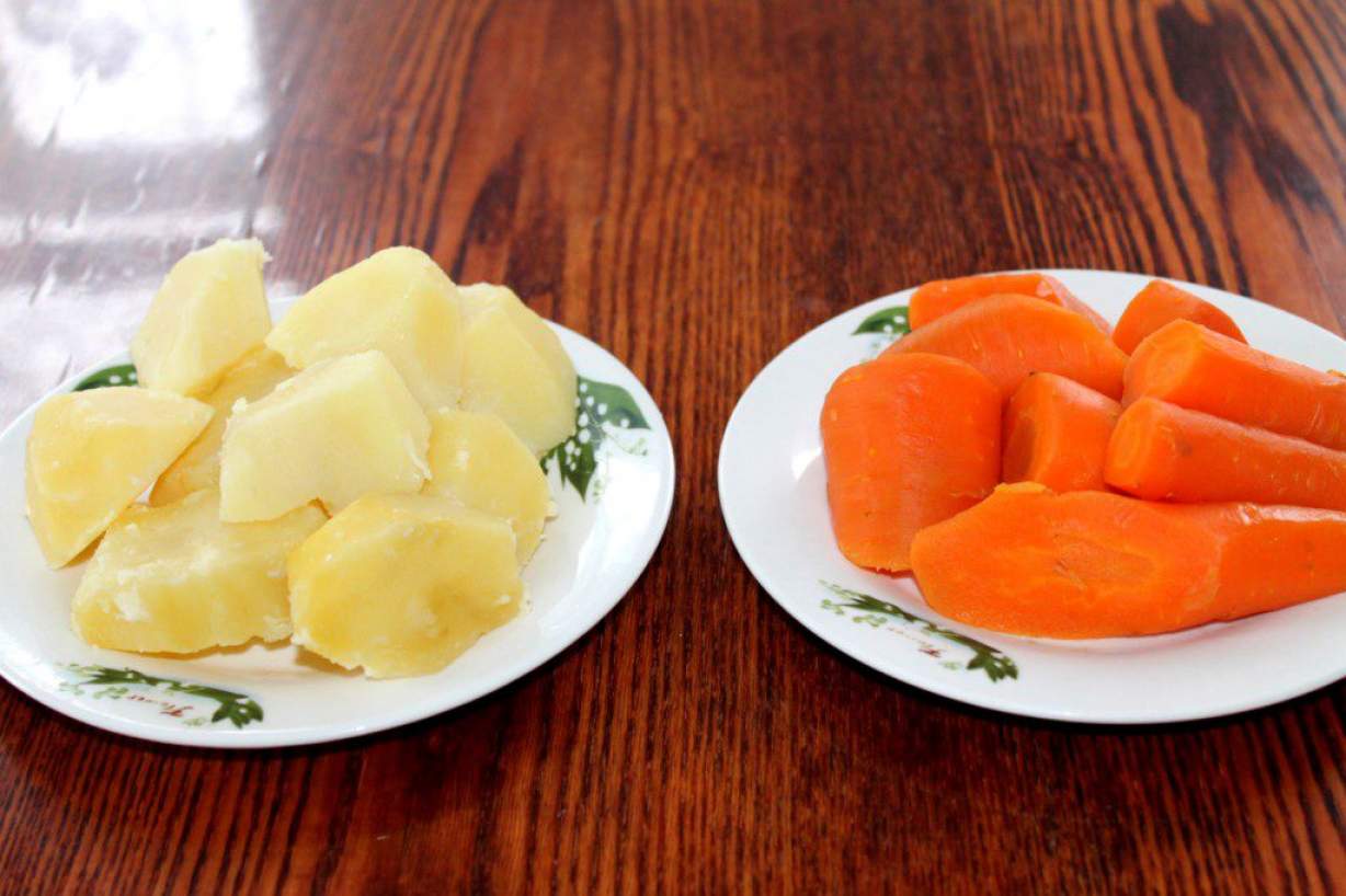 Салат мімоза з сайрою і картоплею