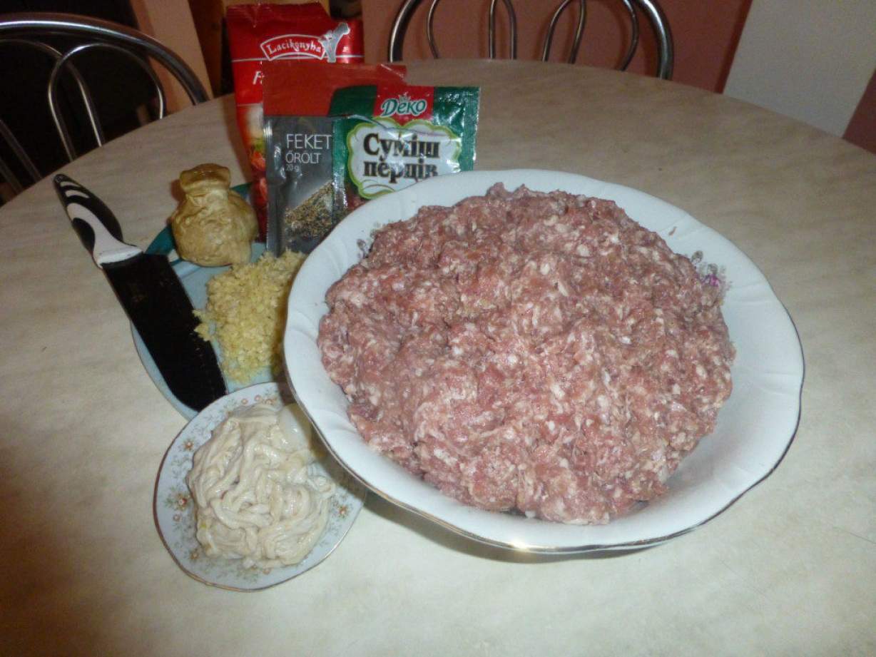 Домашня ковбаса з свинини в кишках