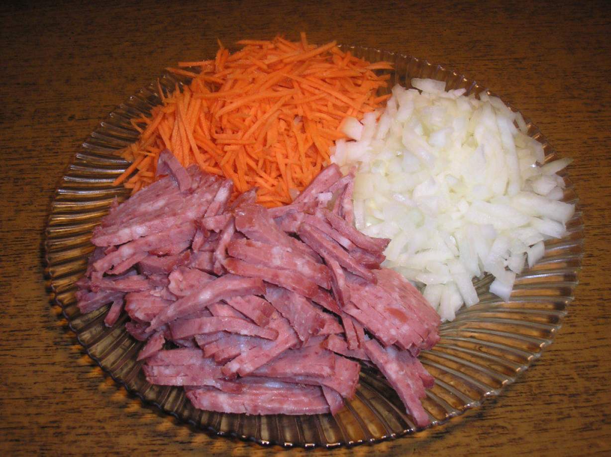 Картопляний салат з відвареної картоплі соломкою з ковбасою