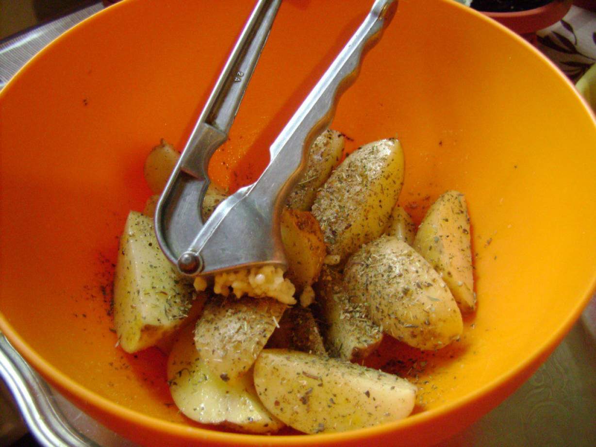 Картопля запечена в духовці часточками, з часником і спеціями