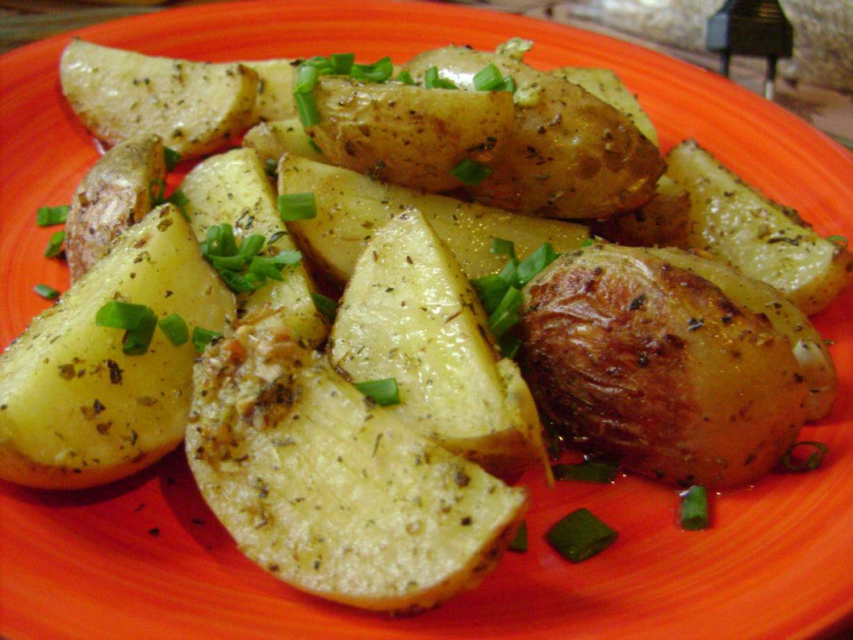 Картопля запечена в духовці часточками, з часником і спеціями