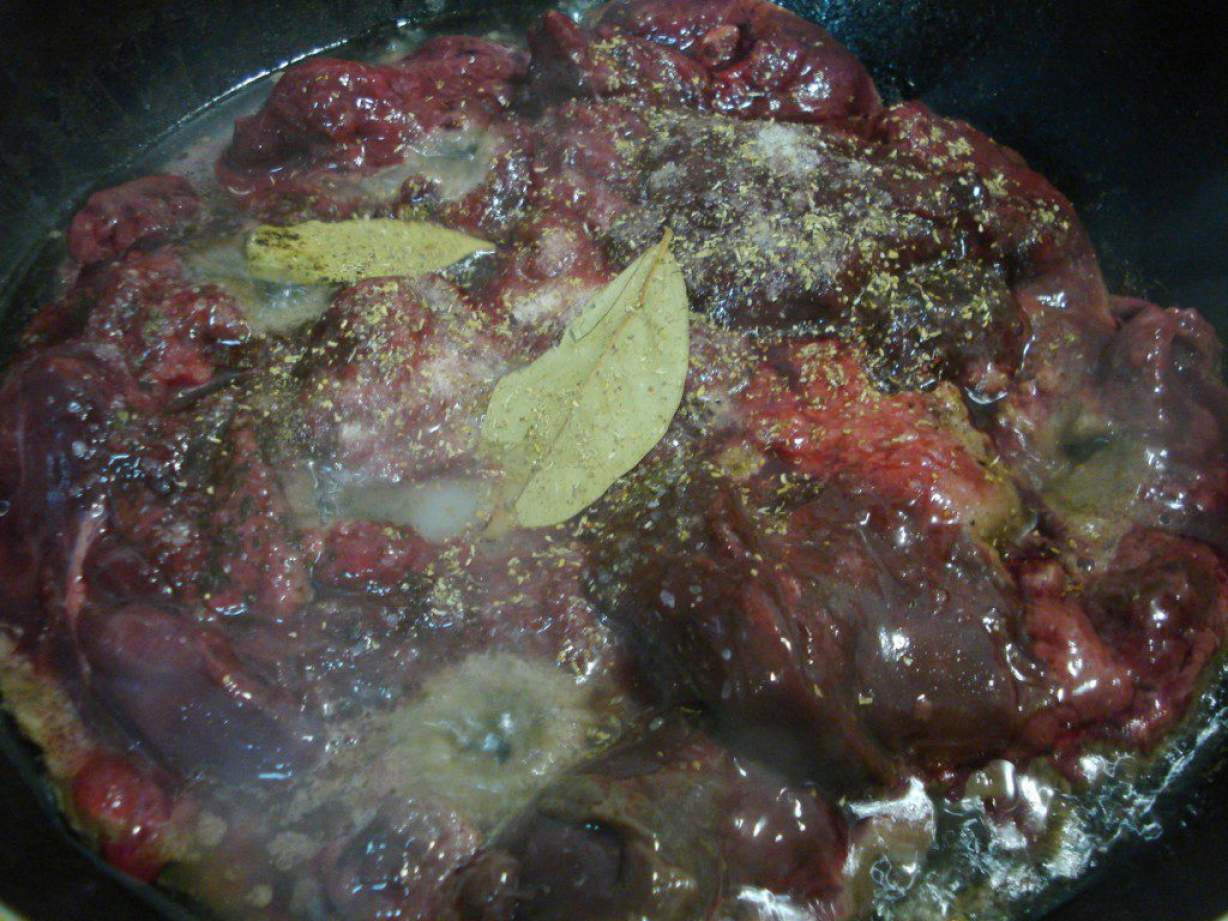Пряна куряча печінка в сметані на сковороді