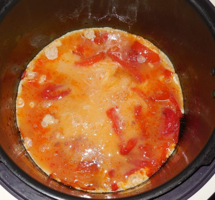 Смачний омлет в мультиварці, з помідорами та іншими овочами