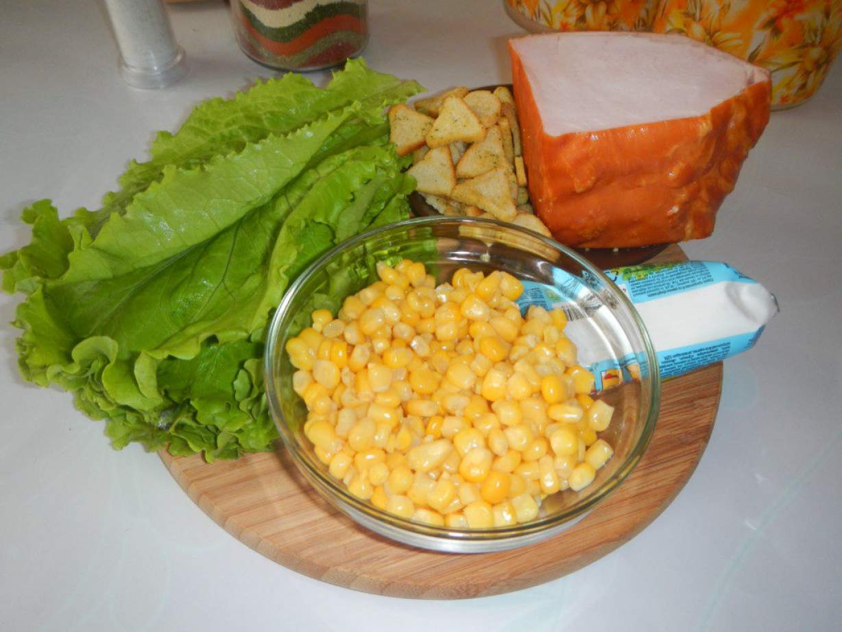 Швидкий салат з сухариками, кукурудзою і баликом