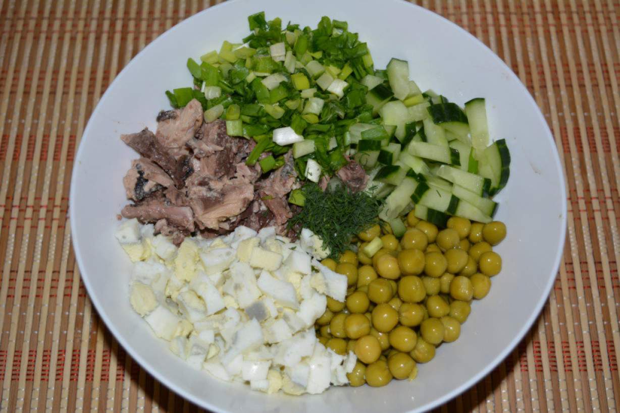 Смачний салат з консервованим тунцем, свіжим огірком і яйцем