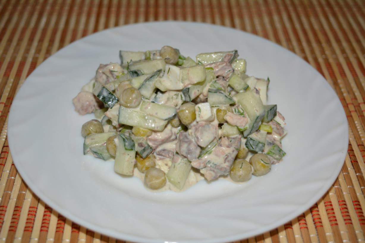 Смачний салат з консервованим тунцем, свіжим огірком і яйцем