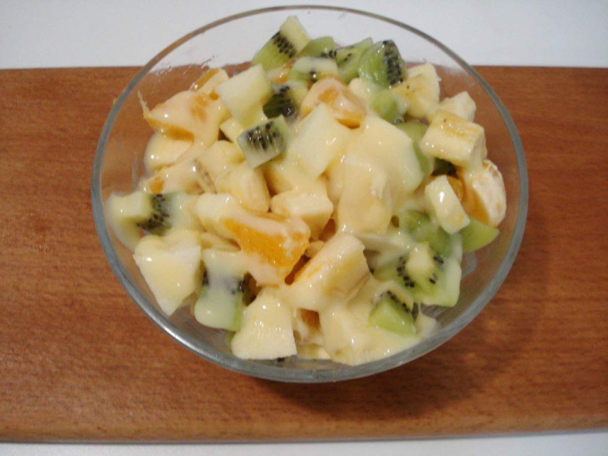 Смачний фруктовий салат зі згущеним молоком — приготування за п'ять хвилин