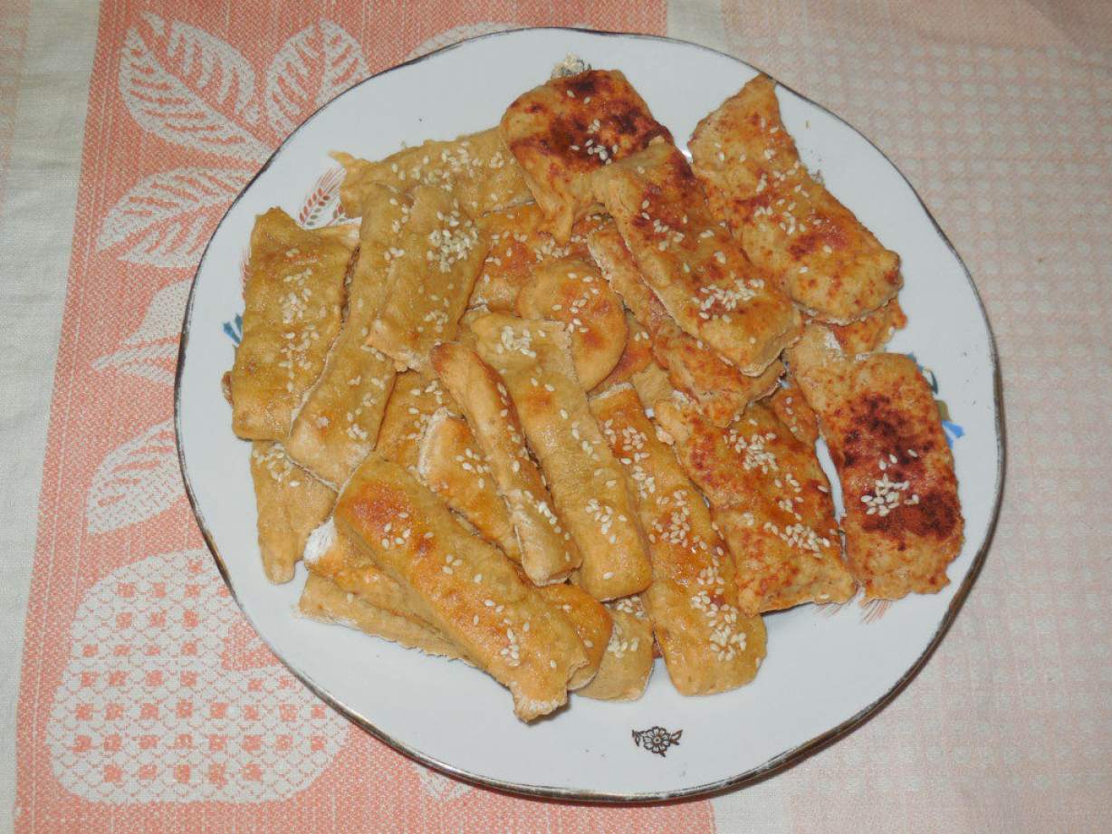 Картопляні палички в духовці — хрустке печиво з картопляного пюре з кунжутом і паприкою