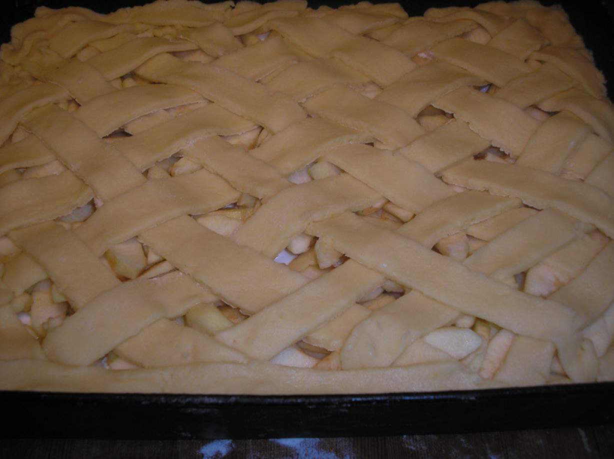 Відкритий яблучний пиріг з пісочного тіста