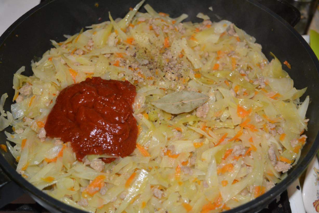 Смачна тушкована капуста з фаршем і томатною пастою на сковороді