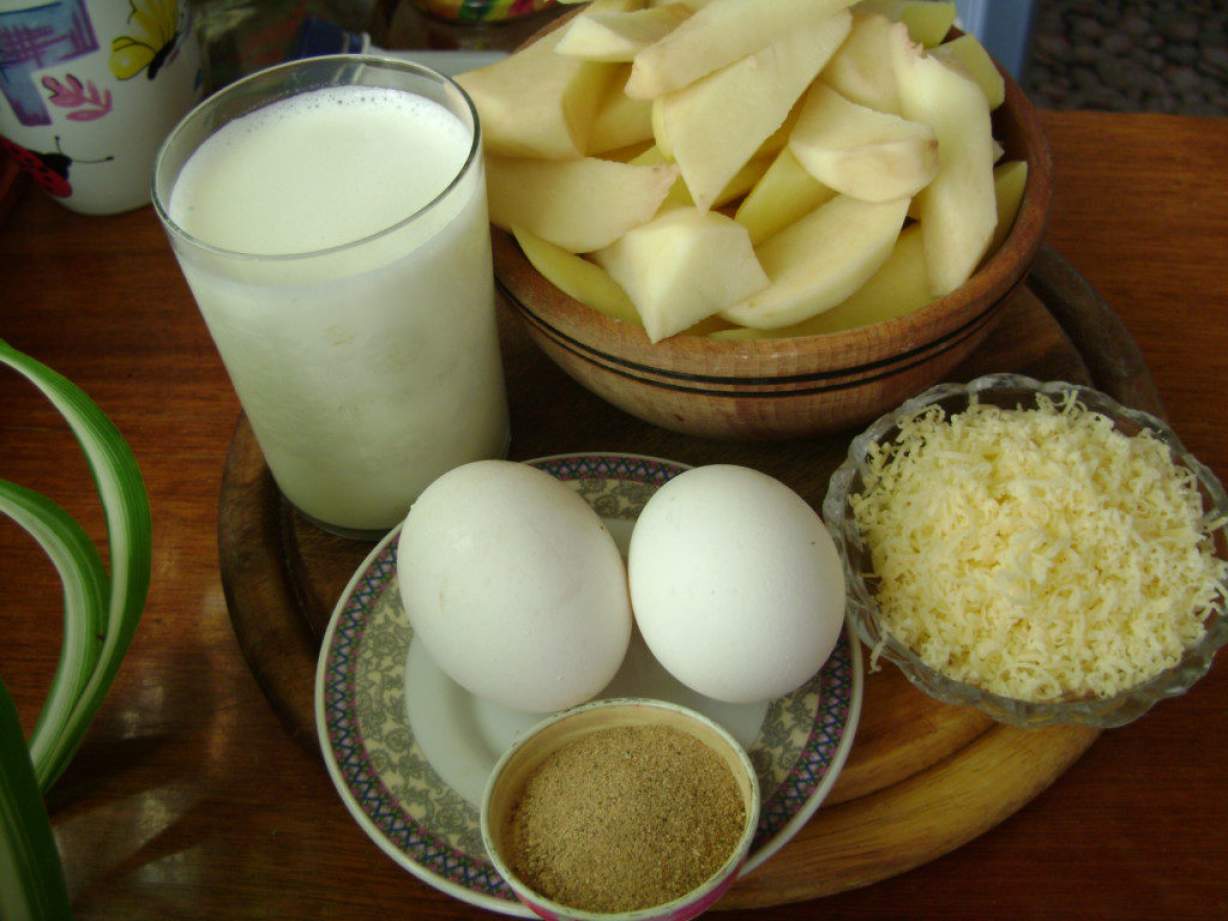 Картопля запечена в духовці під соусом з вершків, грибного порошку, сиру і яєць