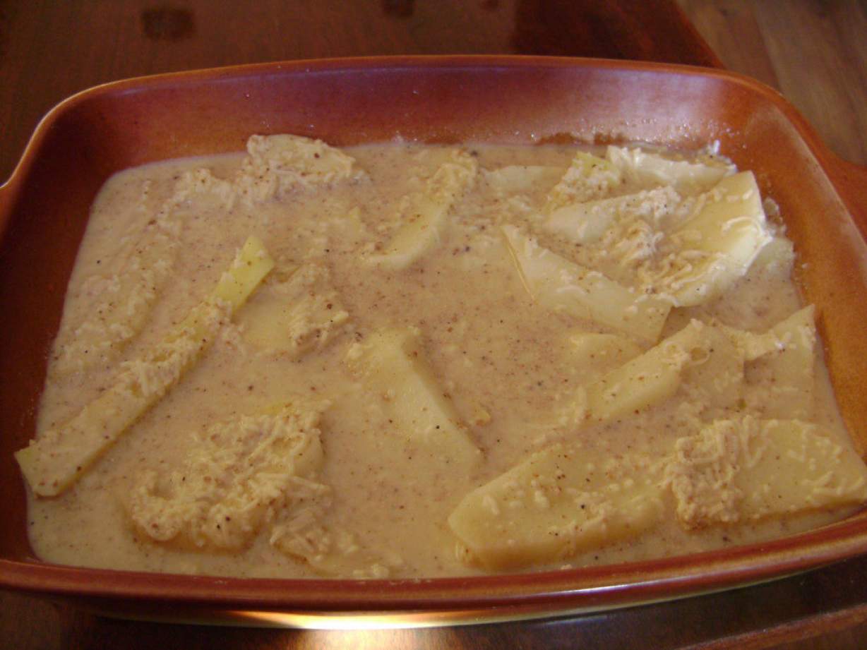 Картопля запечена в духовці під соусом з вершків, грибного порошку, сиру і яєць
