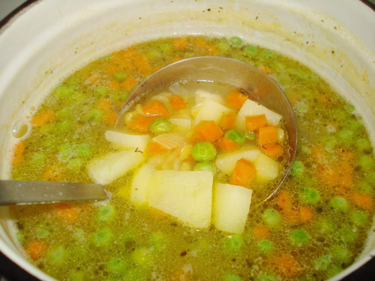 Гороховий суп із зеленим горошком швидкого приготування