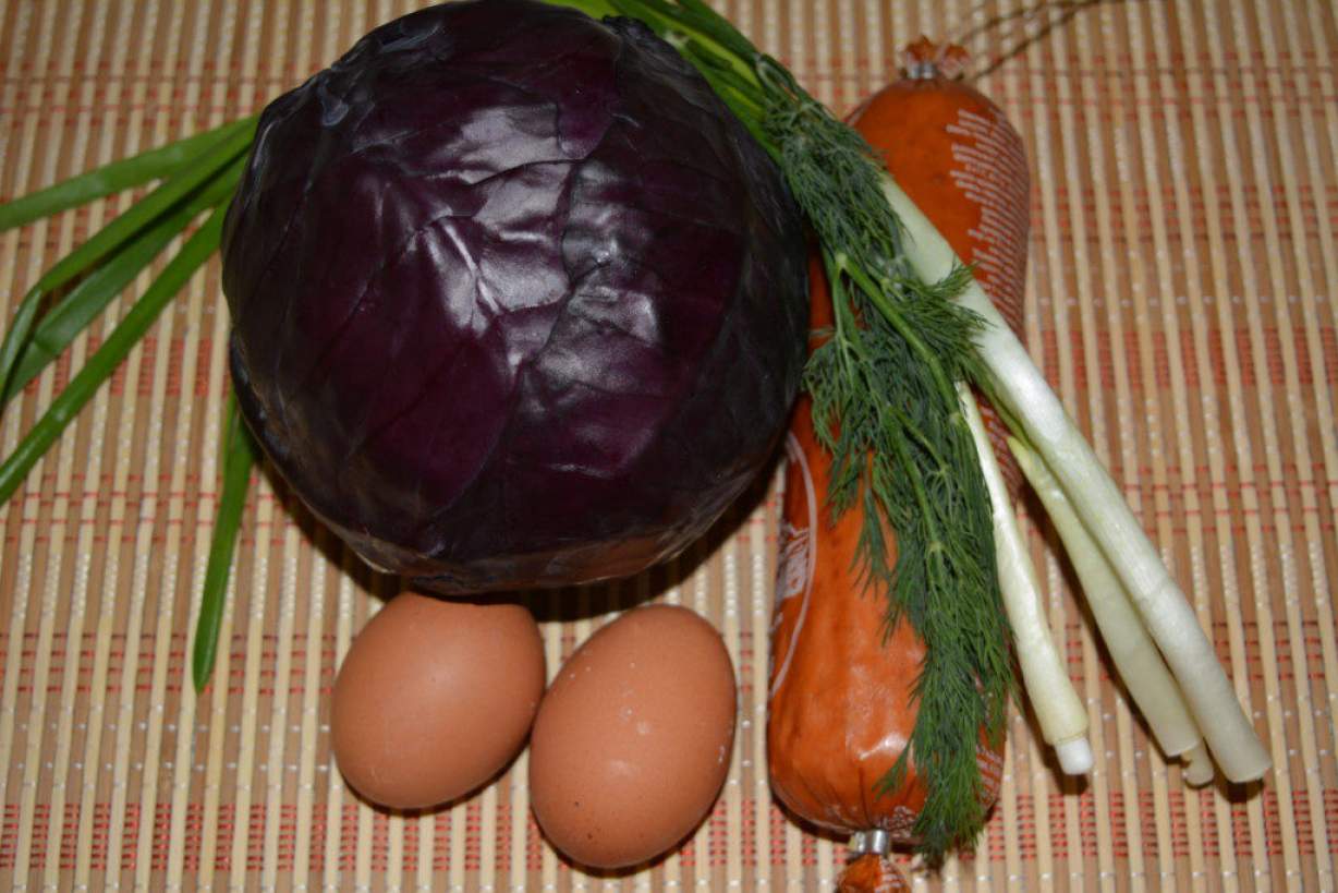 Смачний салат з червонокачанної капусти з ковбасою, яйцем і майонезом