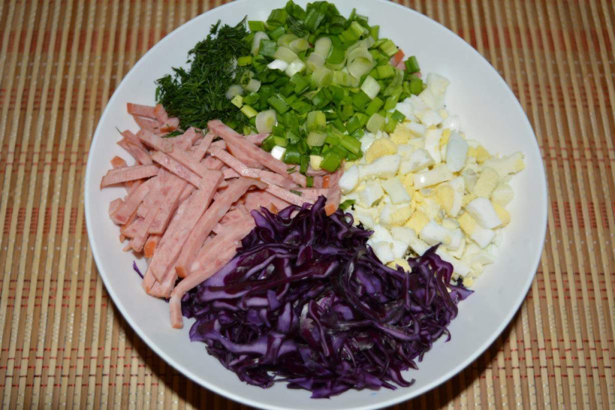 Смачний салат з червонокачанної капусти з ковбасою, яйцем і майонезом