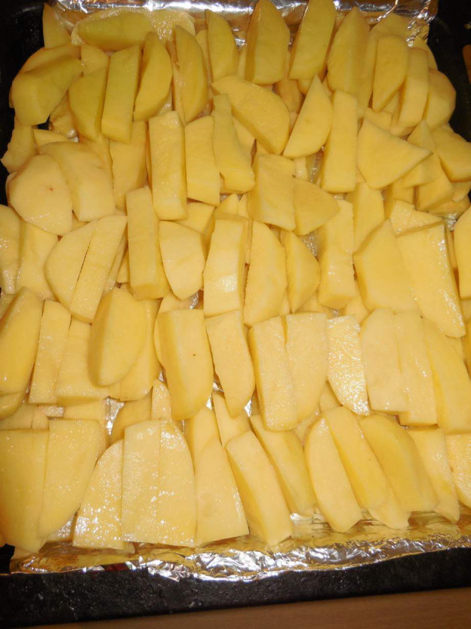 Курячі стегна з картоплею, запечені в духовці під сметанним соусом