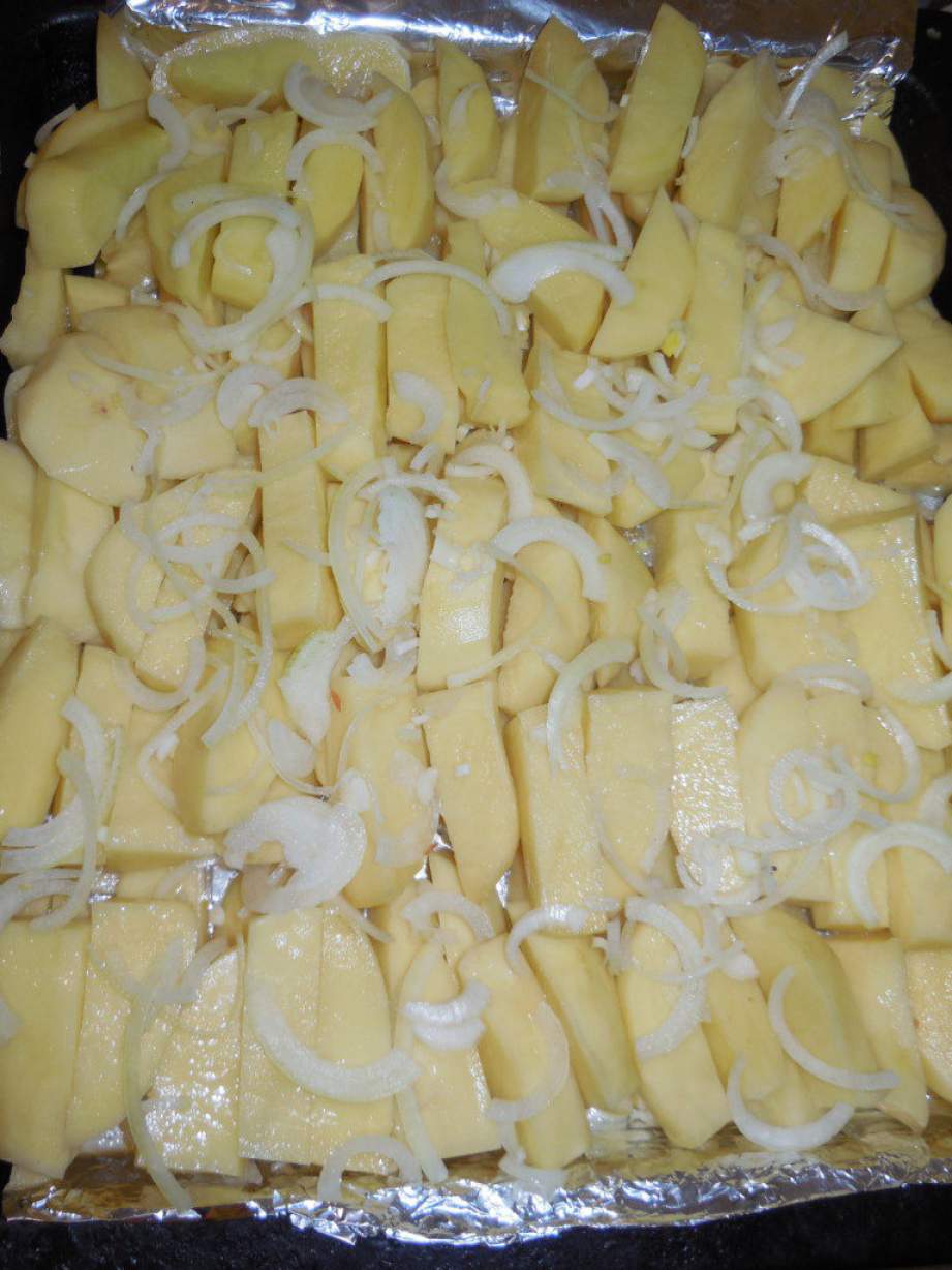 Курячі стегна з картоплею, запечені в духовці під сметанним соусом