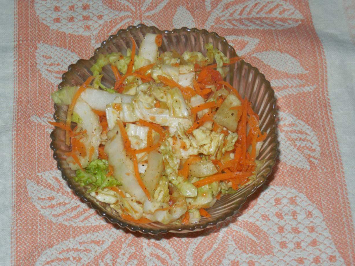 Овочі по-корейськи — пекінська капуста, морква і перець з часником