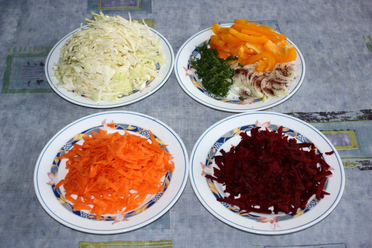 Вітамінний салат з капусти, моркви, буряків та інших свіжих овочів