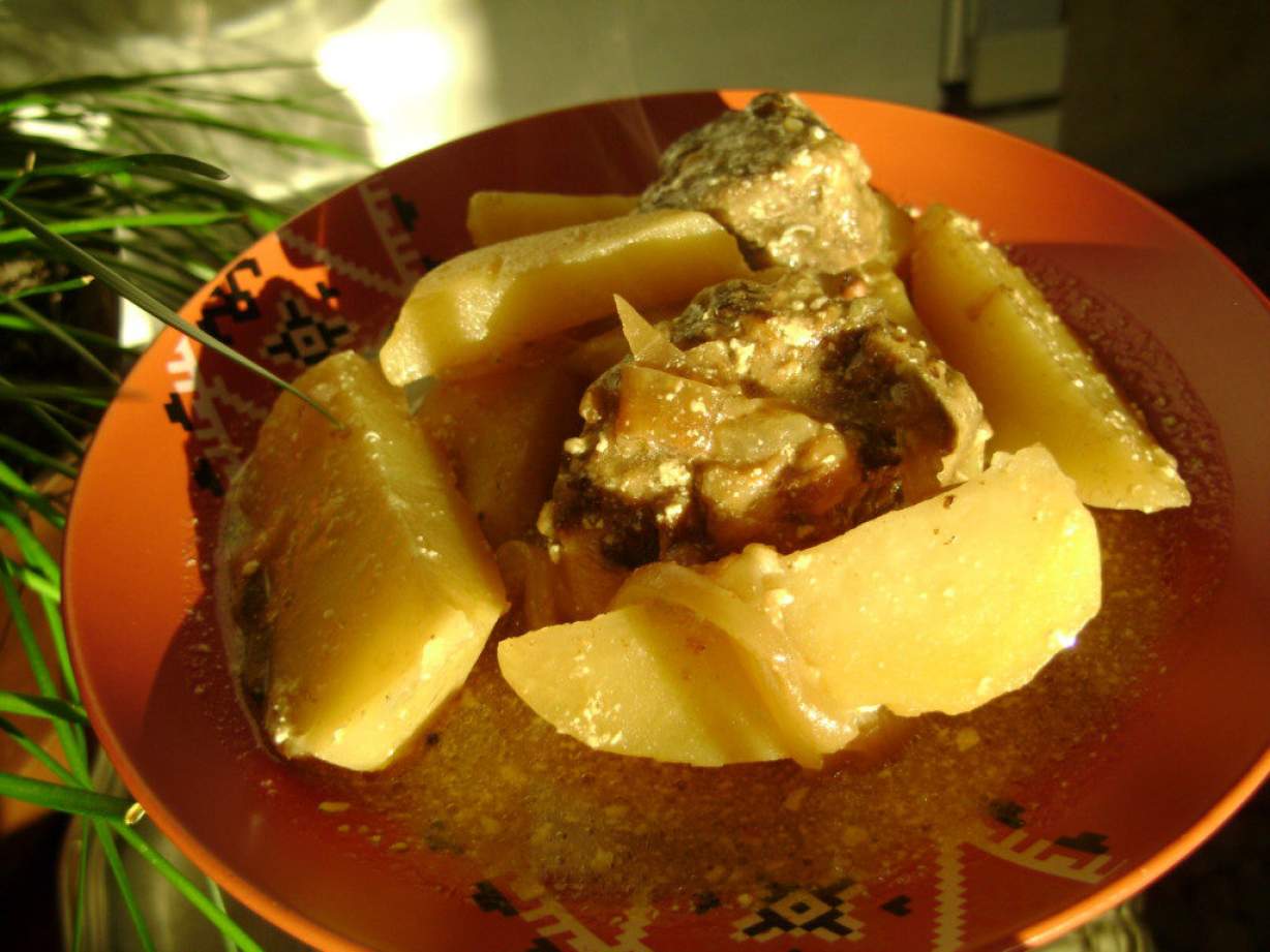 Картопля тушкована з яловичої печінкою і цибулею в сметані на сковороді