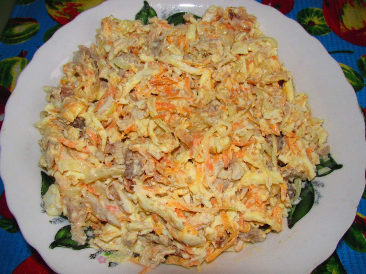Смачний салат з млинцями з яєць і куркою