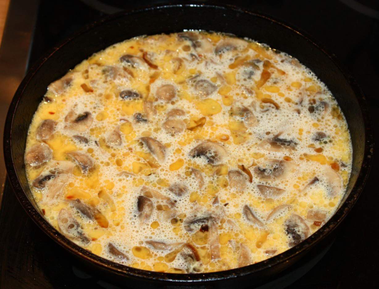 Картопля з грибами в сметанному соусі запечена в духовці