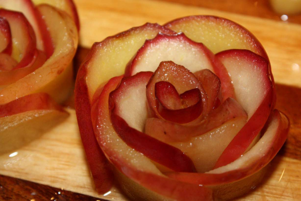 Рецепт троянди з яблук як прикраса пирога або торта