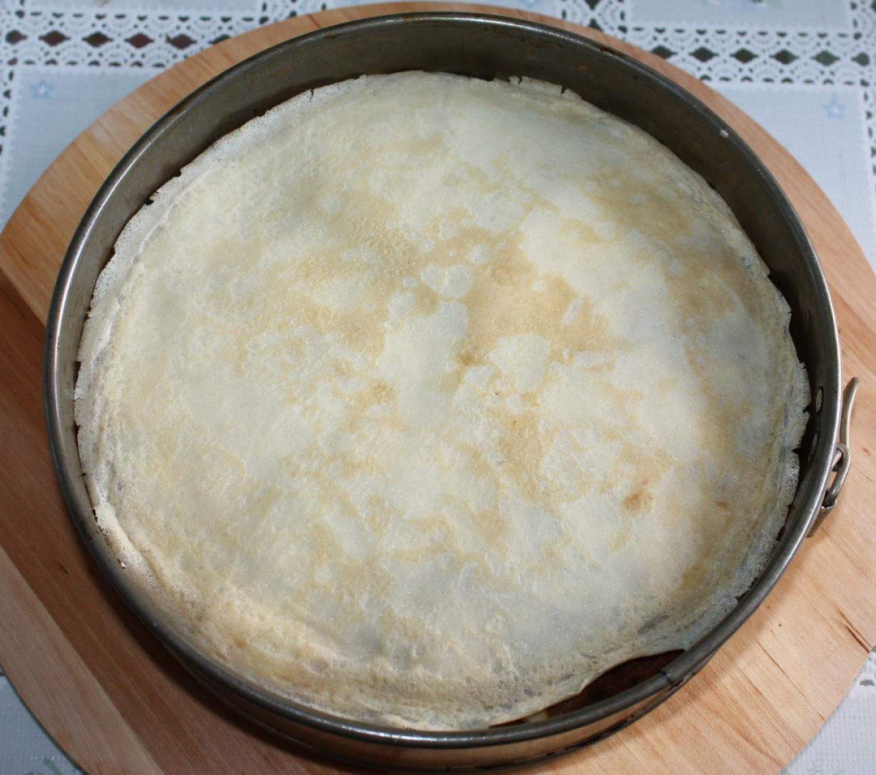 Млинцевий пиріг з сиром і яблучними трояндами