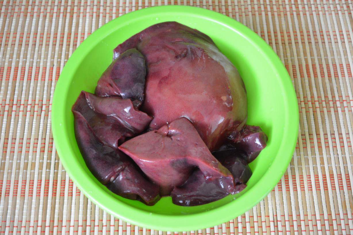 Свиняча печінка тушкована з цибулею і томатною пастою на сковороді