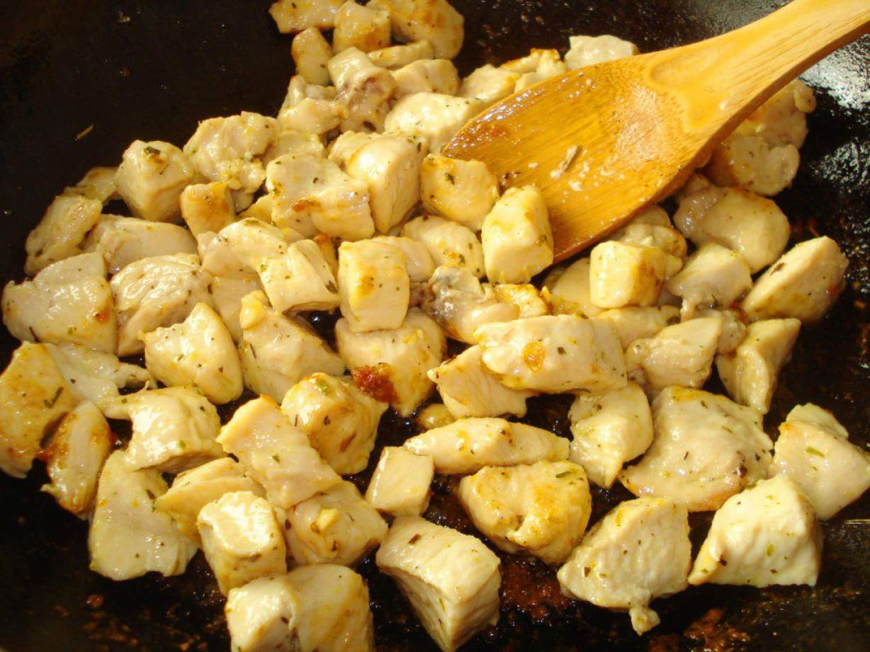 Царська шаурма — смачна закуска з лаваша з куркою і грибами печерицями