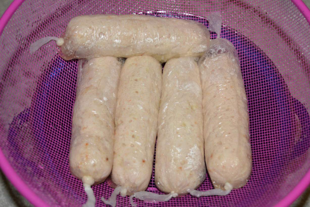 Домашні курячі сосиски в харчовій плівці для дітей