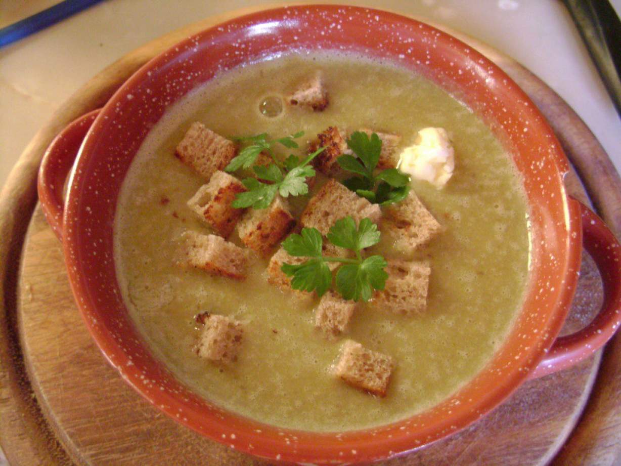 Суп-пюре із сочевиці з селерою, шпинатом і топінамбуром