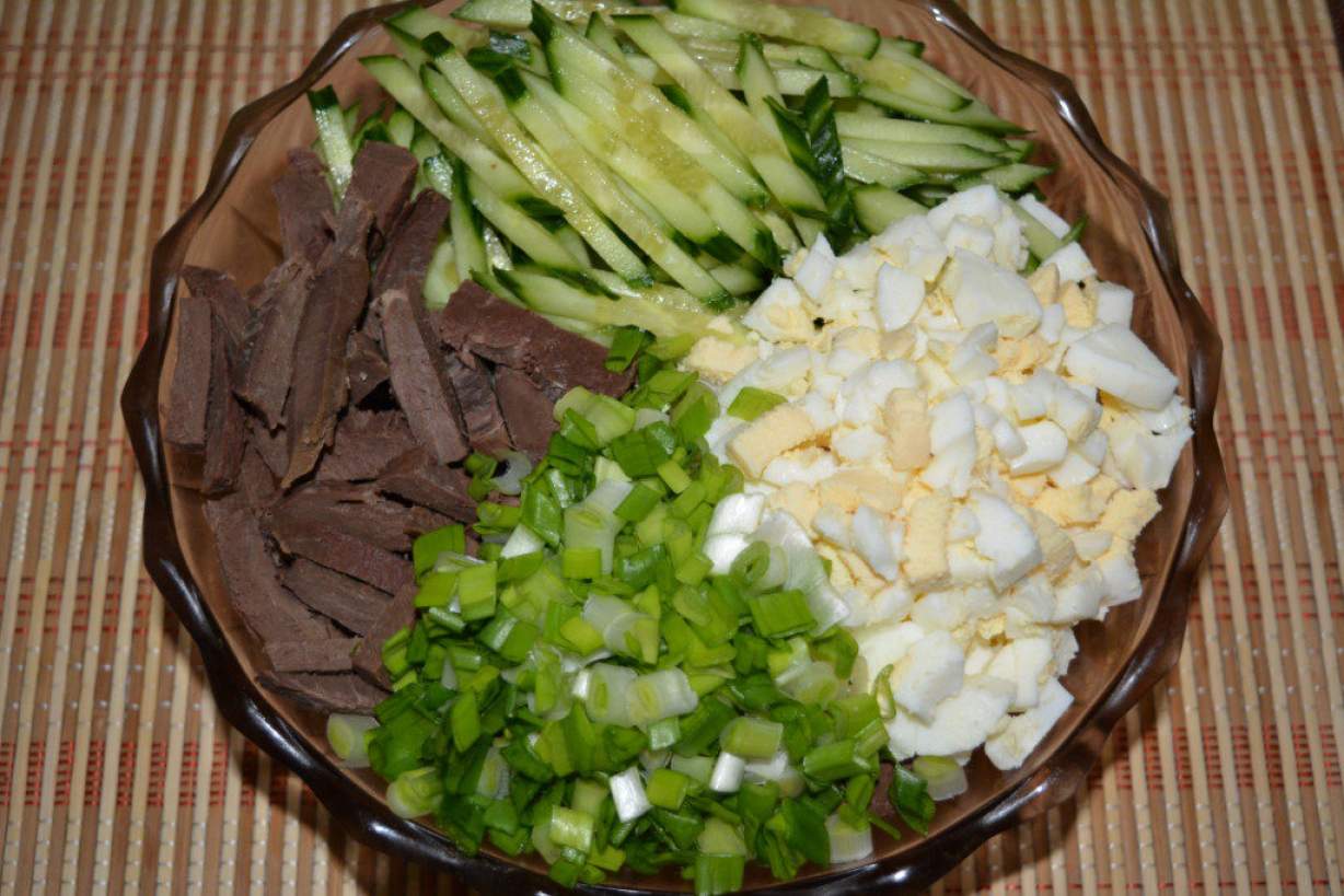 Смачний салат з яловичого серця з огірком і яйцем