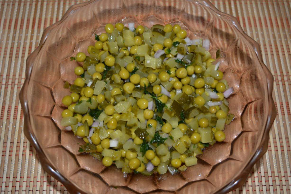 Швидкий салат з маринованими огірками і зеленим горошком без майонезу