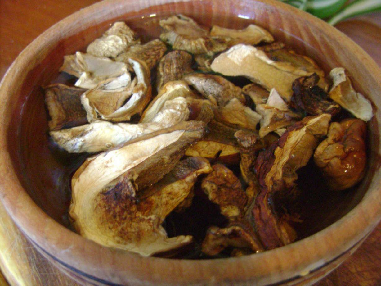 Пісний борщ з квасолею, сухими грибами і гарбузом
