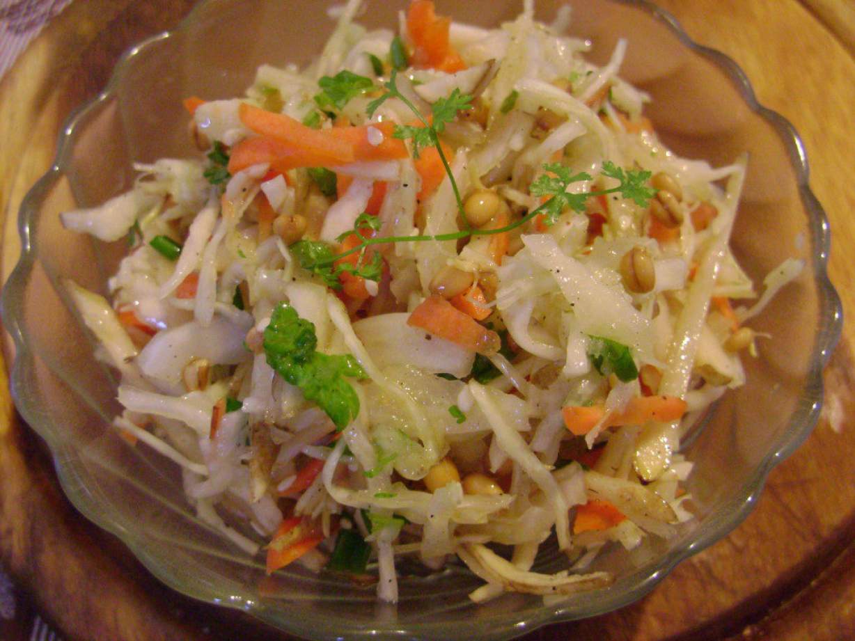 Вітамінний салат з капусти, моркви і топінамбура