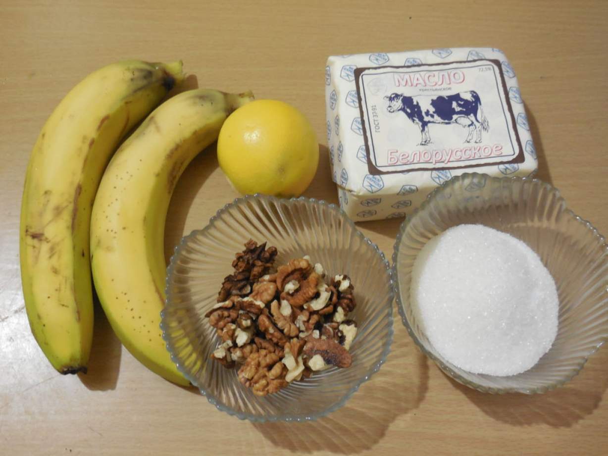 Дієтичні банани печені в духовці з горіхами під карамельною скоринкою