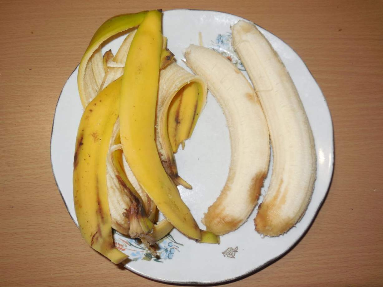 Дієтичні банани печені в духовці з горіхами під карамельною скоринкою