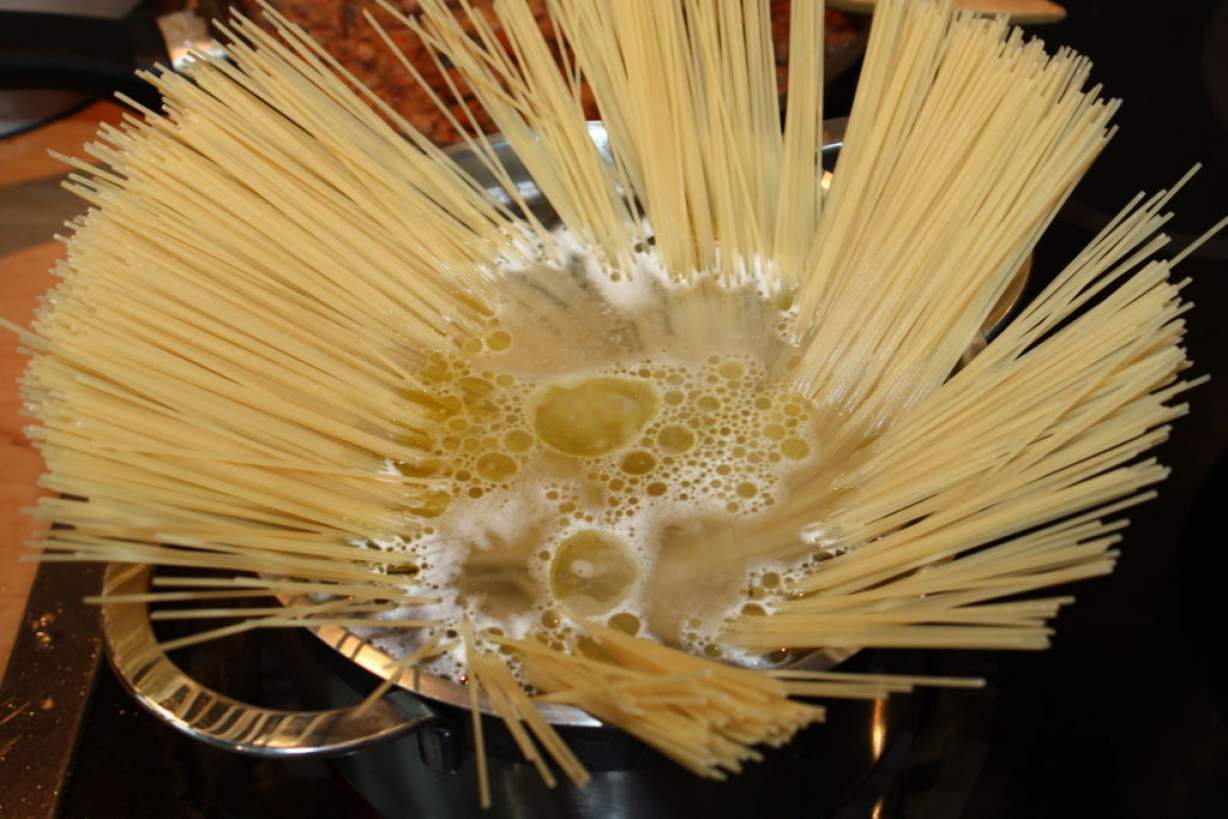 Спагетті з соусом болоньєзе в домашніх умовах