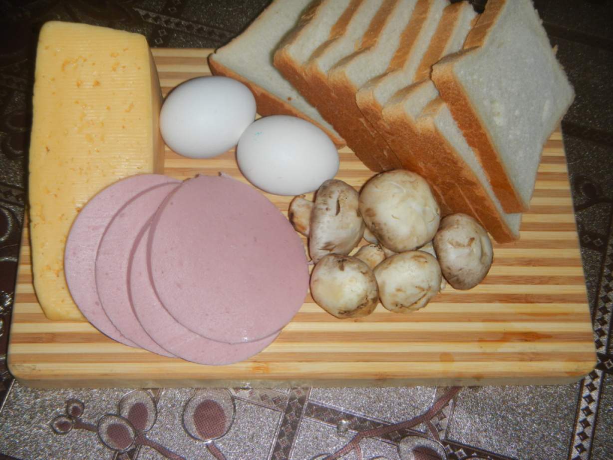 Гарячі бутерброди з яйцем некруто, ковбасою і грибами
