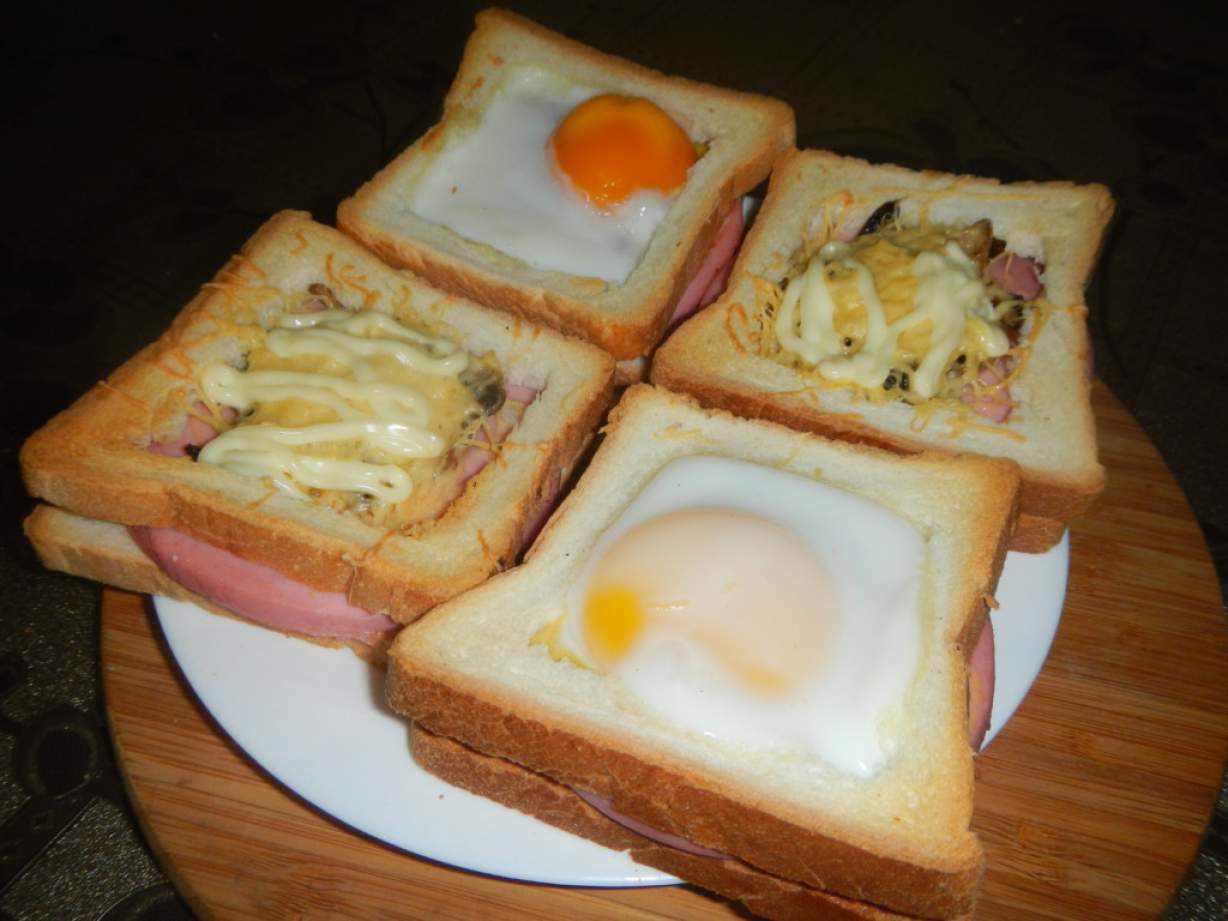 Гарячі бутерброди з яйцем некруто, ковбасою і грибами