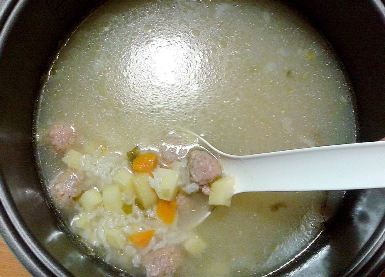 Смачний суп з фрикадельками в мультиварці